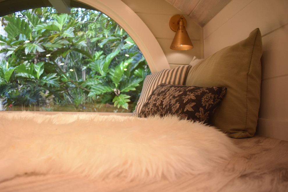 ハワイにある小さなシャビーシック調のおしゃれなロフト寝室 (緑の壁、クッションフロア、グレーの床、塗装板張りの天井、塗装板張りの壁) のレイアウト