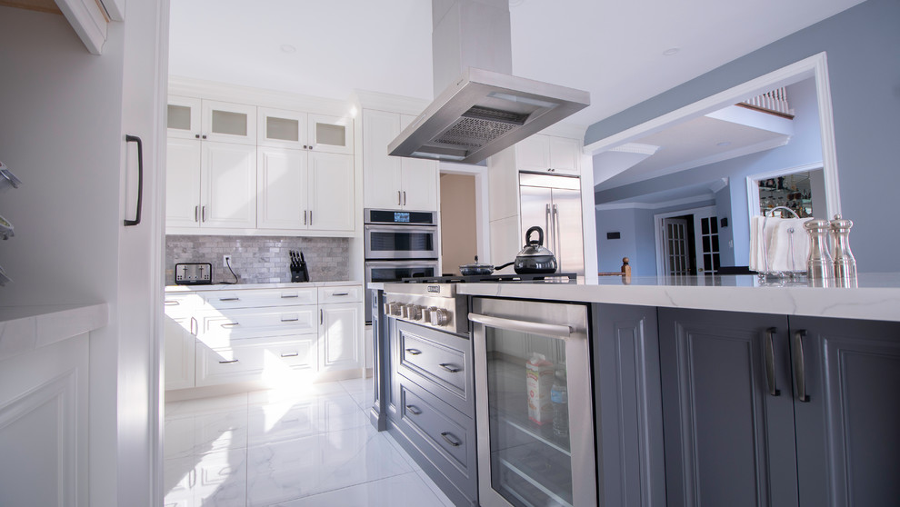 Kitchen - transitional kitchen idea in Toronto