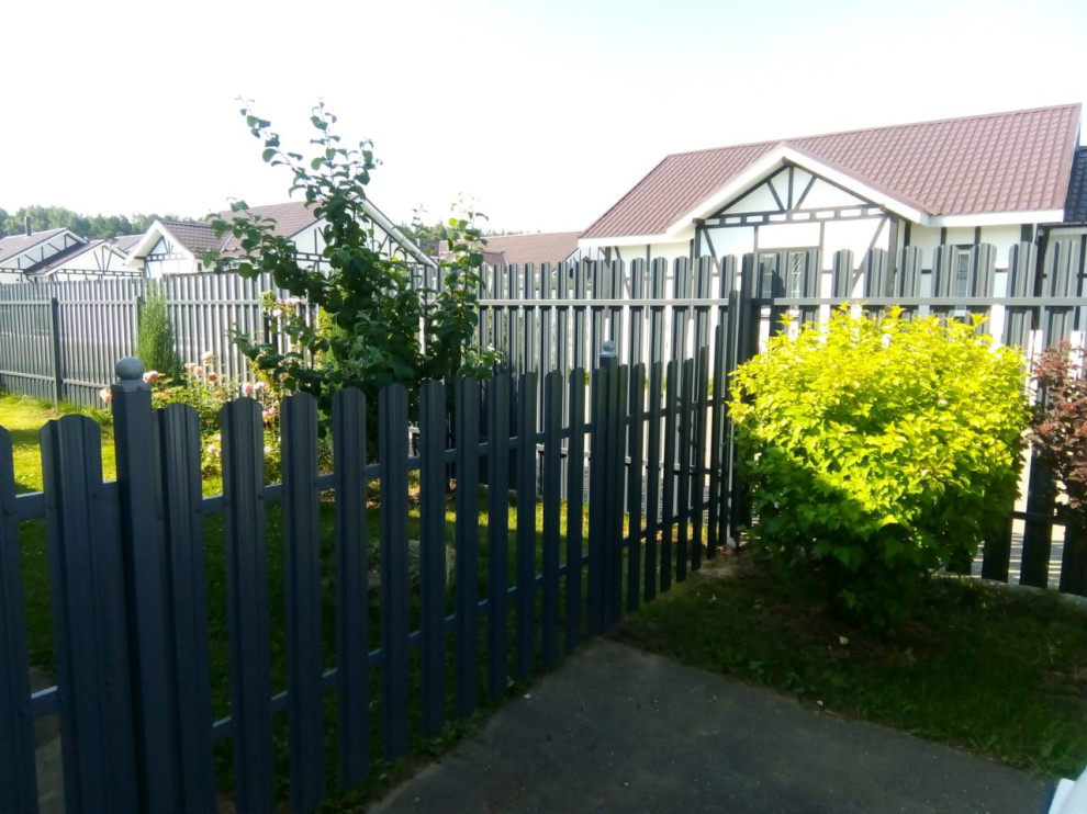 Установка забора из металлического штакетника.