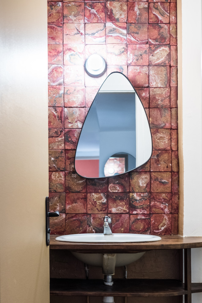 На фото: маленькая, узкая и длинная ванная комната в современном стиле с открытым душем, красной плиткой, цементной плиткой, бежевыми стенами, полом из керамической плитки, душевой кабиной, врезной раковиной, столешницей из дерева, серым полом, шторкой для ванной и тумбой под одну раковину для на участке и в саду