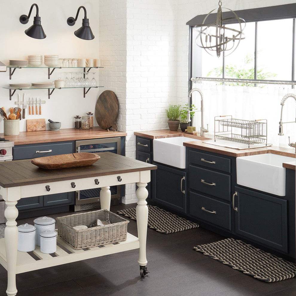 Inspiration for a country kitchen in Cincinnati.