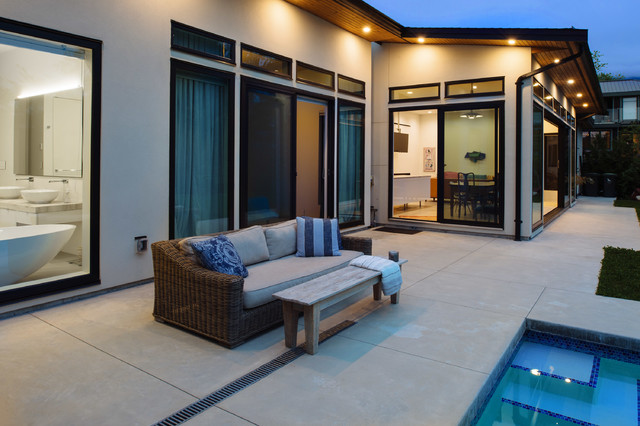 Eclectic Oceanfront modern-patio