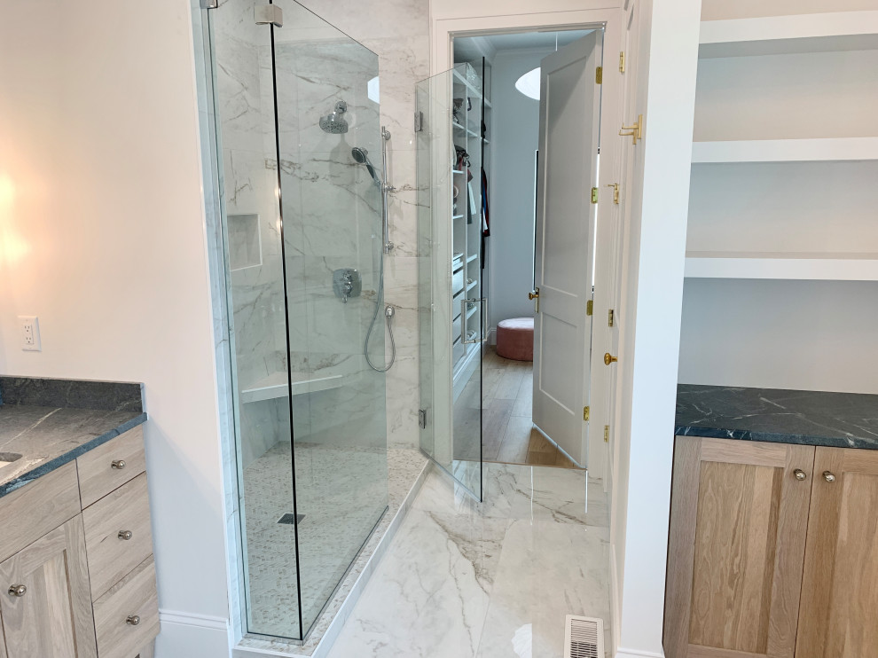 Foto de cuarto de baño nórdico grande con armarios estilo shaker, puertas de armario negras, suelo vinílico y suelo marrón