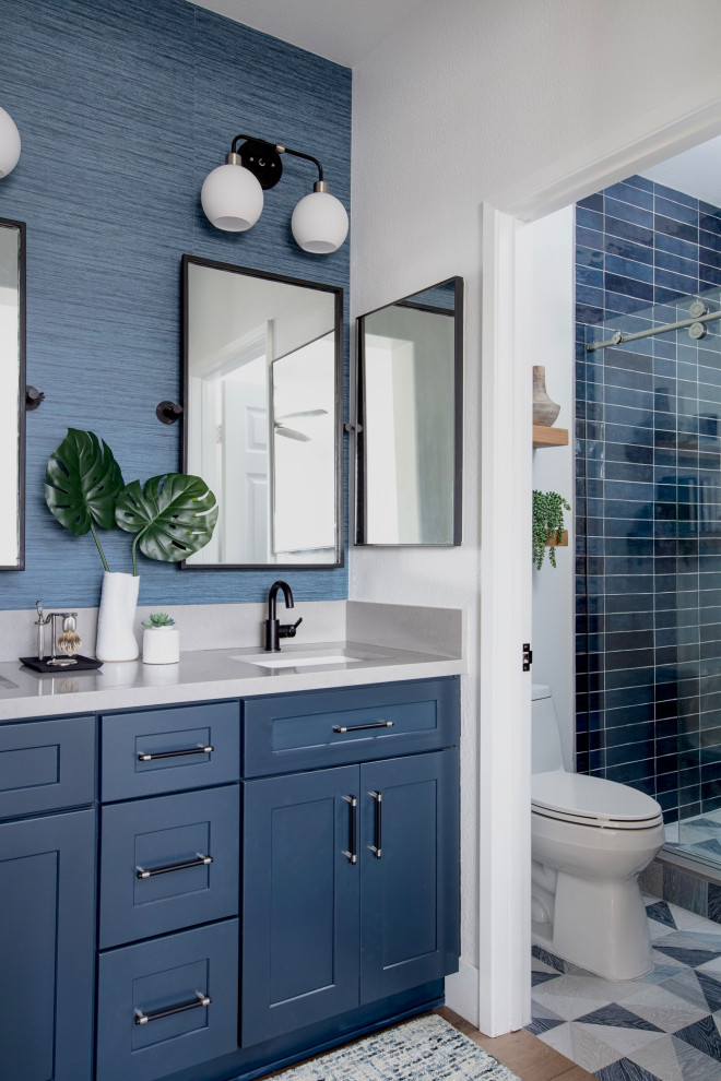 Kleines Klassisches Badezimmer mit Schrankfronten im Shaker-Stil, blauen Schränken, Porzellan-Bodenfliesen, Unterbauwaschbecken, Quarzwerkstein-Waschtisch, blauem Boden, beiger Waschtischplatte, Doppelwaschbecken, eingebautem Waschtisch und Tapetenwänden in San Diego