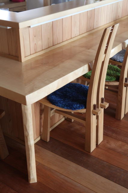 八百津の大きな招き屋根の家 giapponese-sala-da-pranzo