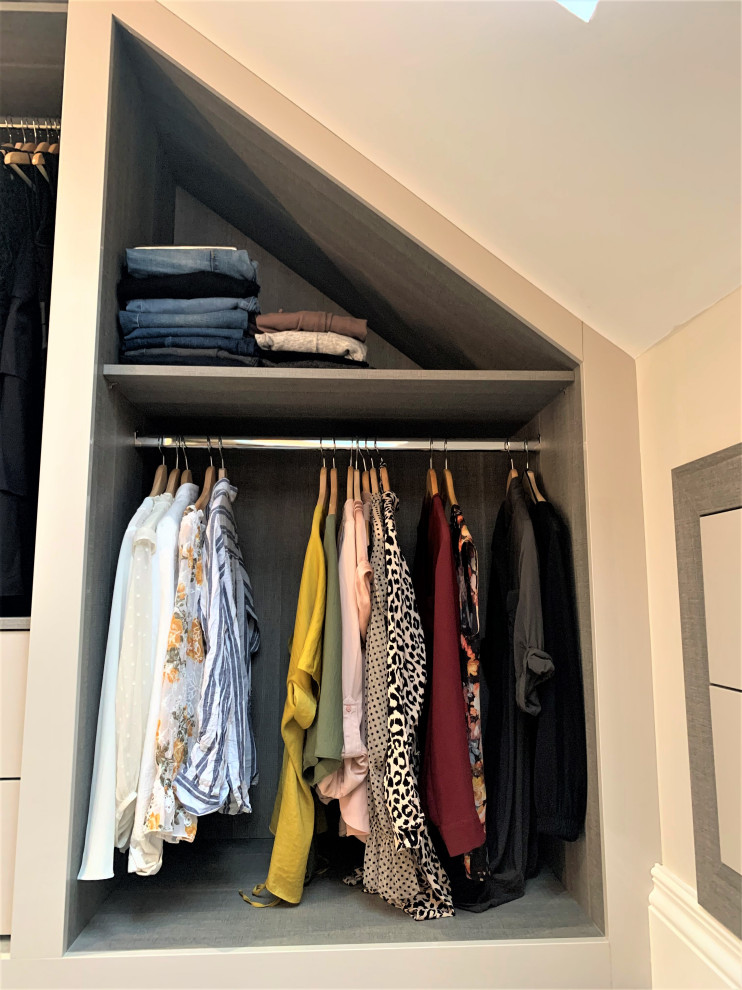 Modern inredning av en mellanstor garderob, med heltäckningsmatta och grått golv