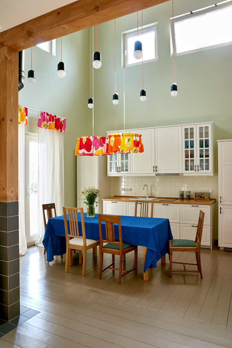 Дача с оранжевыми дверями