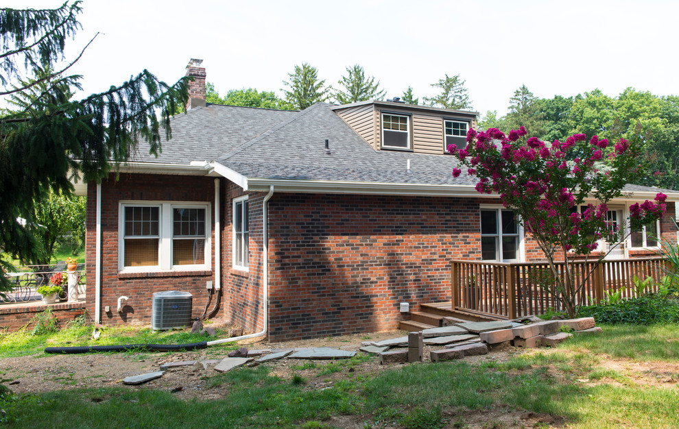 Small transitional backyard deck photo with no cover