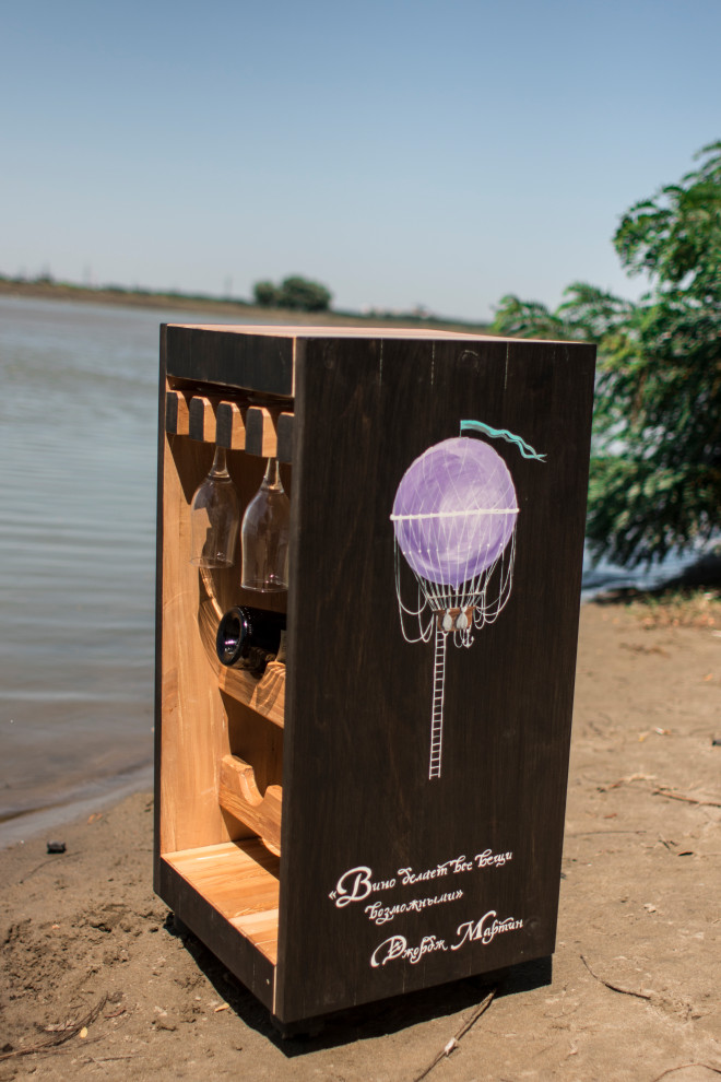 Мини бар с ручной росписью.