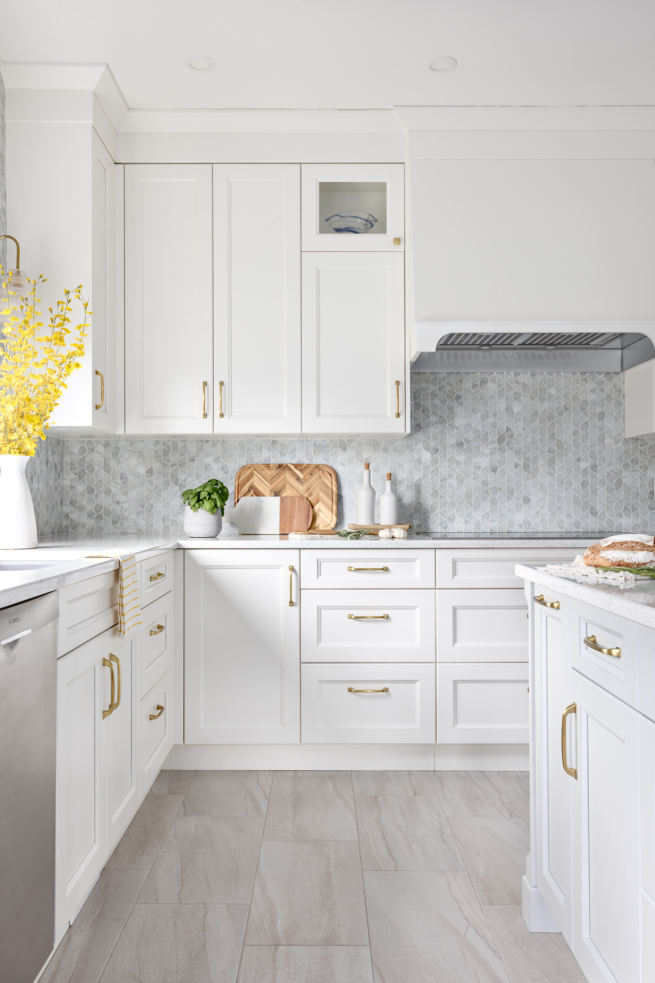 13+ Black and White Kitchen with Gold Hardware ( TIMELESS )