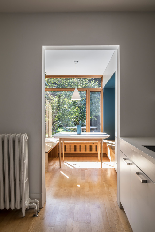 На фото: маленькая столовая в современном стиле с с кухонным уголком, синими стенами и деревянными стенами для на участке и в саду
