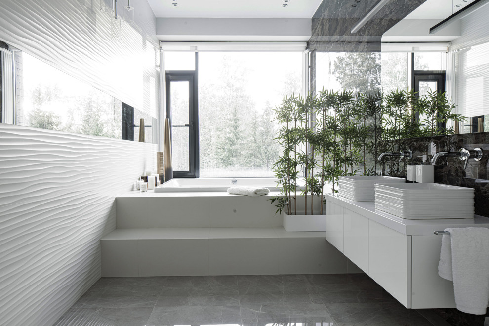 Большой красивый белый дом