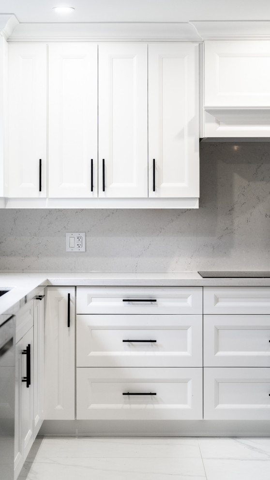 Transitional kitchen photo in Toronto