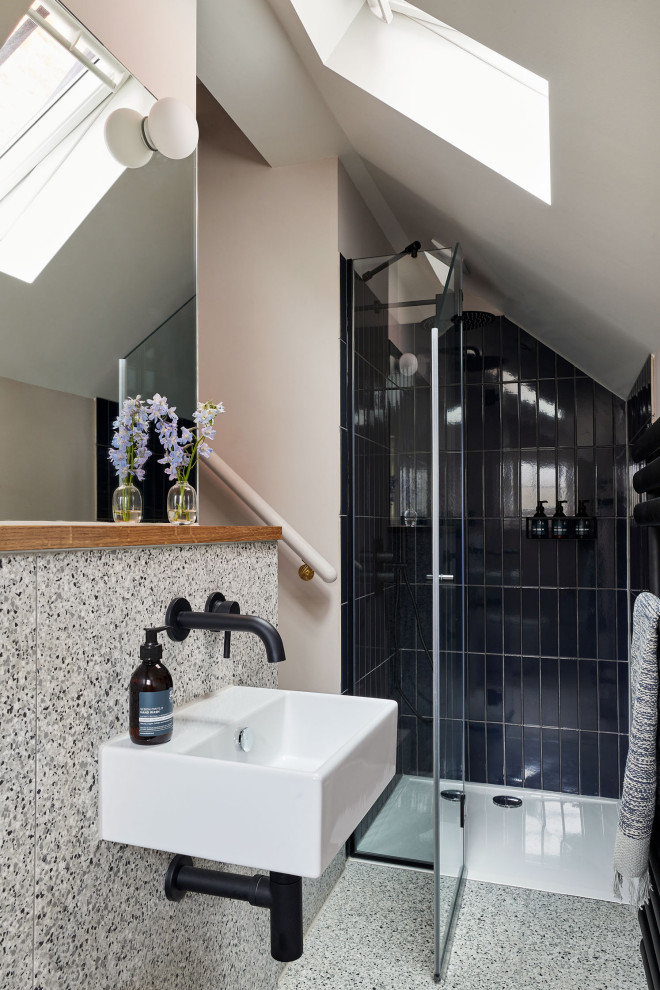На фото: главная ванная комната среднего размера в современном стиле с разноцветной плиткой, керамической плиткой, розовыми стенами, полом из керамогранита, подвесной раковиной, разноцветным полом, душем с распашными дверями и тумбой под одну раковину