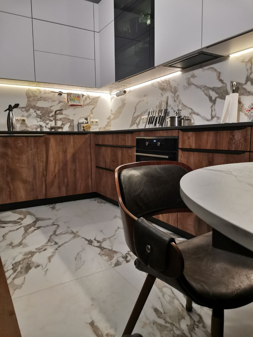 Немецкая кухня Burger  CORA GRAIN CONIAC + ELLA MOONLIGHT GREY