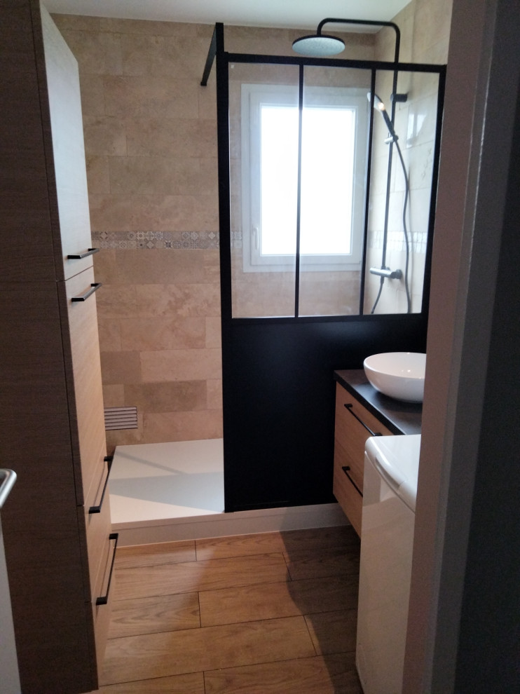 Immagine di una stanza da bagno con doccia industriale di medie dimensioni con doccia a filo pavimento, piastrelle beige, piastrelle in travertino, pareti beige e mobile bagno sospeso