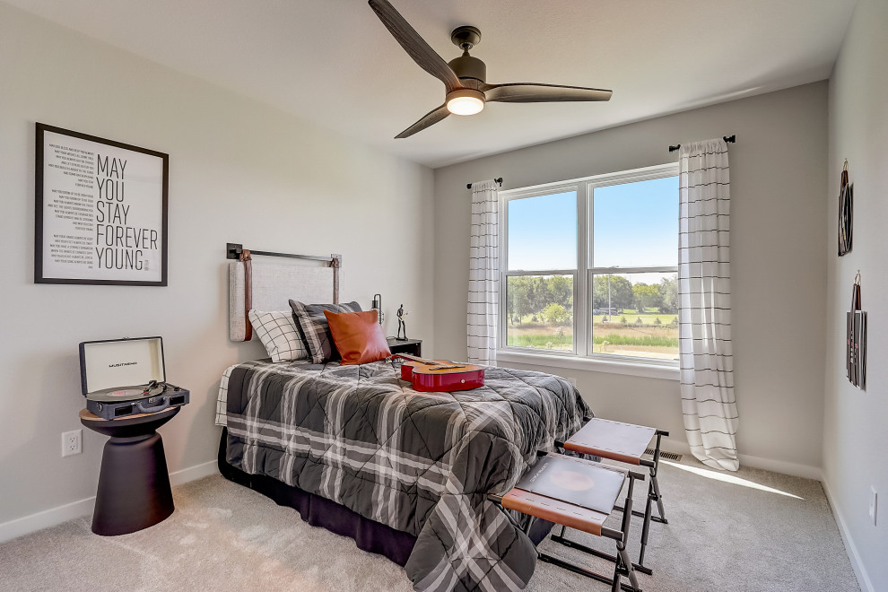 Transitional home design photo in Milwaukee