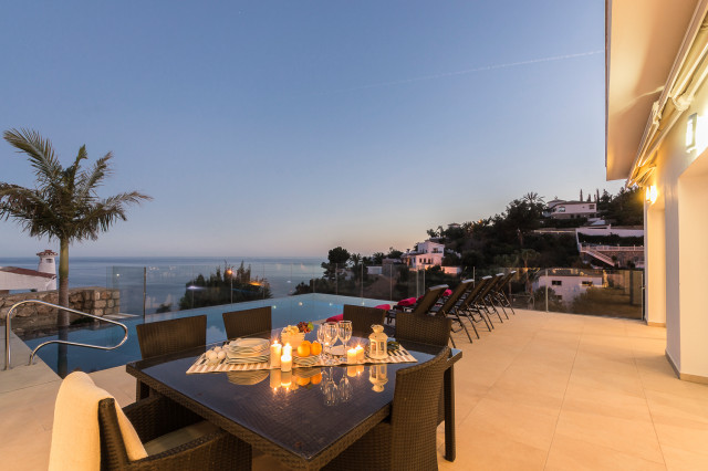 Home Staging b&aacute;sico y fotograf&iacute;a en Villa Blanca (vacacional) mediterranean-deck