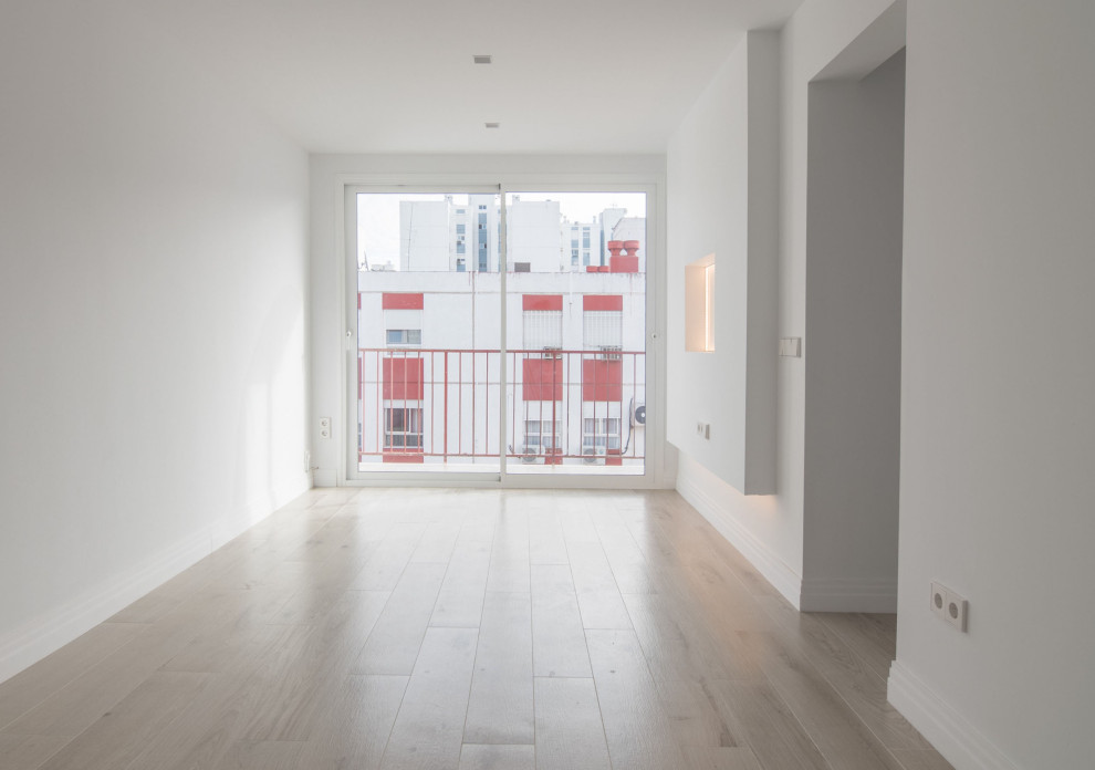 Immagine di un piccolo soggiorno nordico chiuso con pareti bianche, pavimento in gres porcellanato, parete attrezzata e pavimento beige