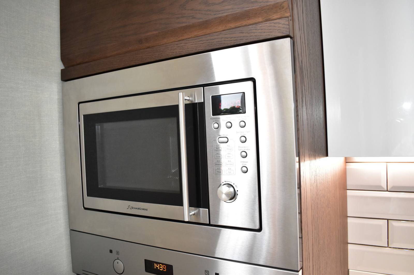 Кухня Пиано с интегрированной ручкой в фасад. Материал шпонированный МДФ