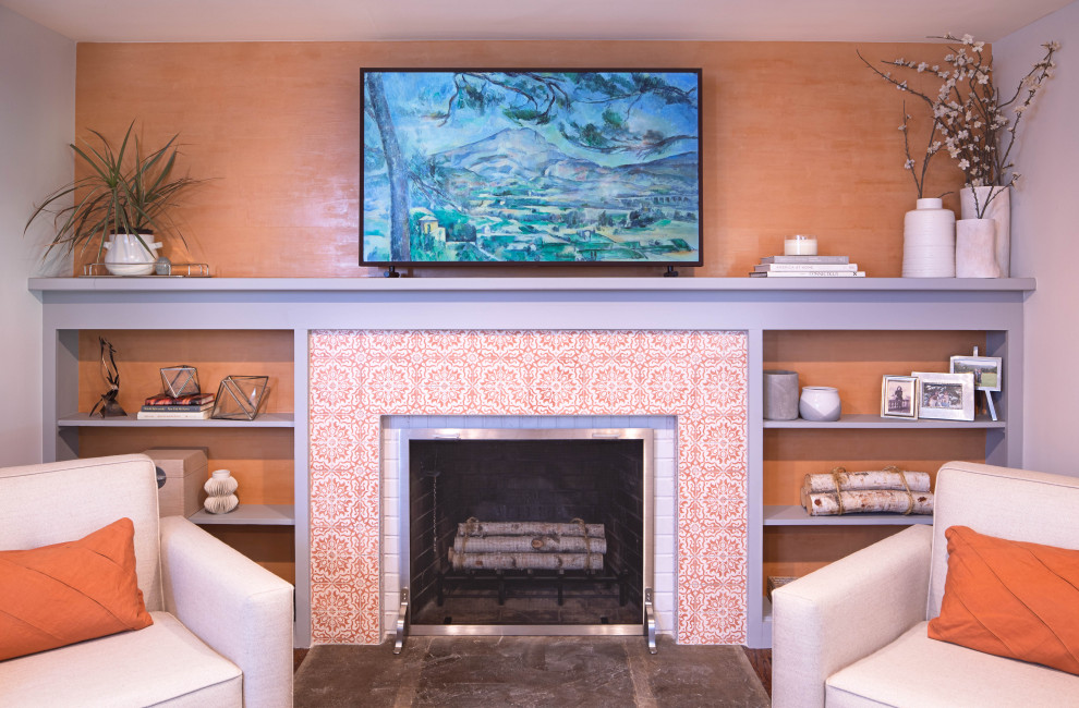 Idéer för att renovera ett mellanstort funkis vardagsrum, med orange väggar, en standard öppen spis, en spiselkrans i trä och en fristående TV