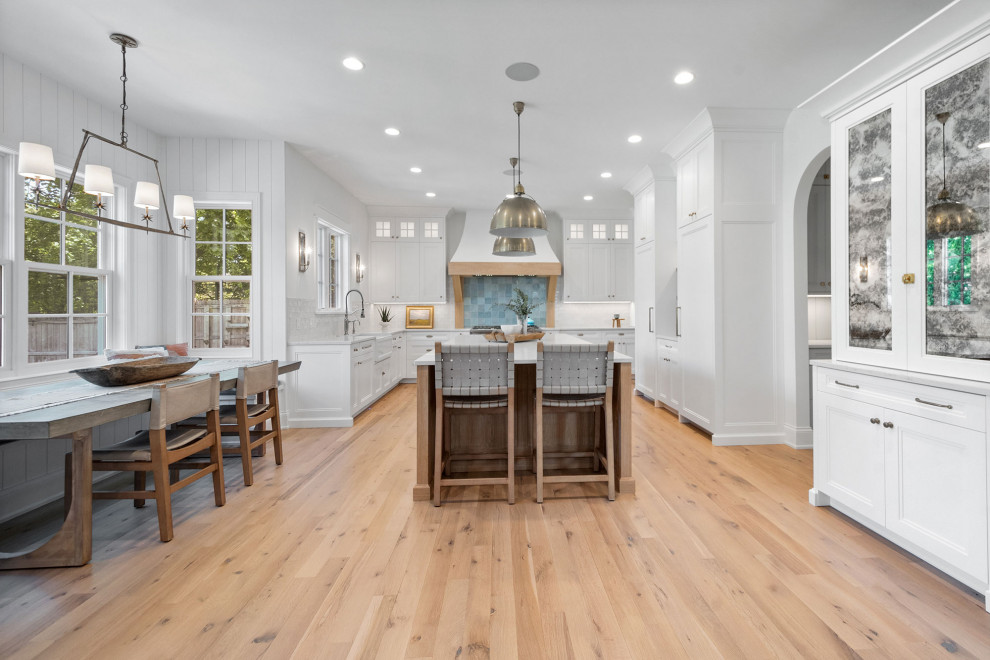 Transitional home design photo in Chicago