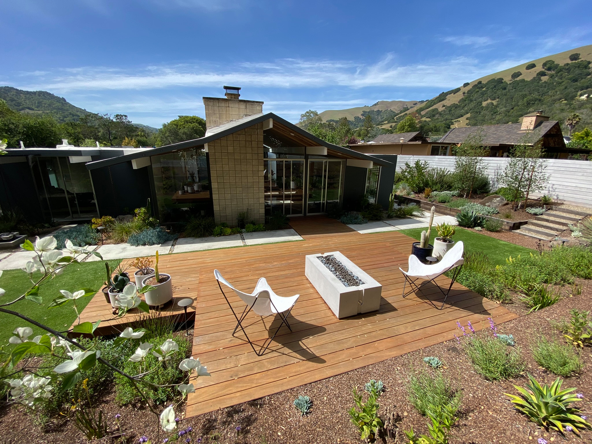 Contemporary Eichler Backyard with Floating Deck