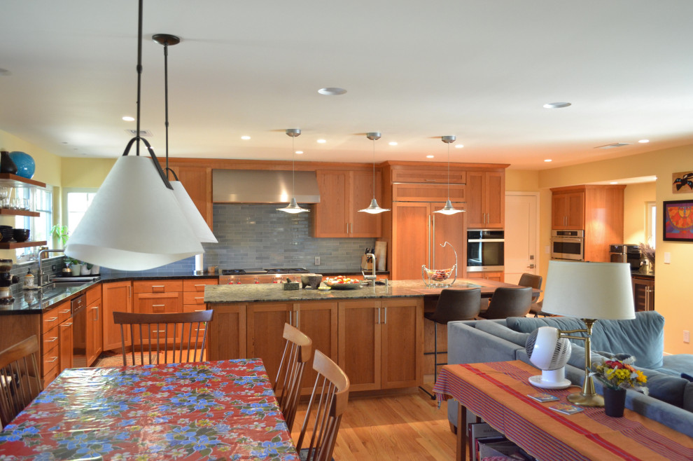 サンフランシスコにある高級な広いトラディショナルスタイルのおしゃれなキッチン (アンダーカウンターシンク、落し込みパネル扉のキャビネット、中間色木目調キャビネット、御影石カウンター、青いキッチンパネル、サブウェイタイルのキッチンパネル、パネルと同色の調理設備、無垢フローリング、茶色い床、ターコイズのキッチンカウンター) の写真