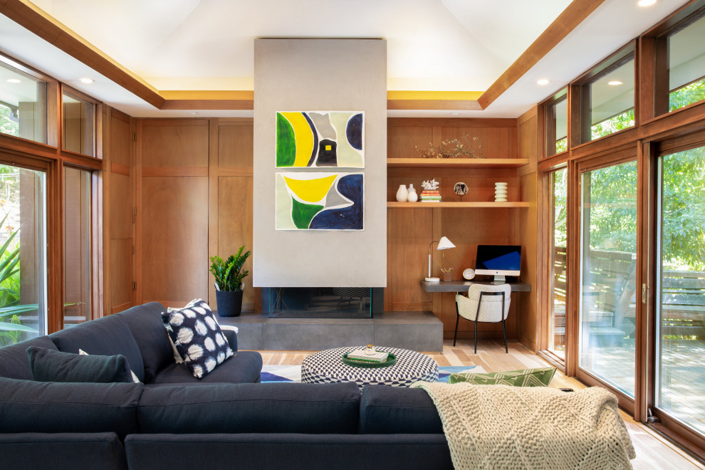 Стильный дизайн: гостиная комната в стиле ретро с коричневыми стенами, светлым паркетным полом, горизонтальным камином, бежевым полом, сводчатым потолком и деревянными стенами - последний тренд