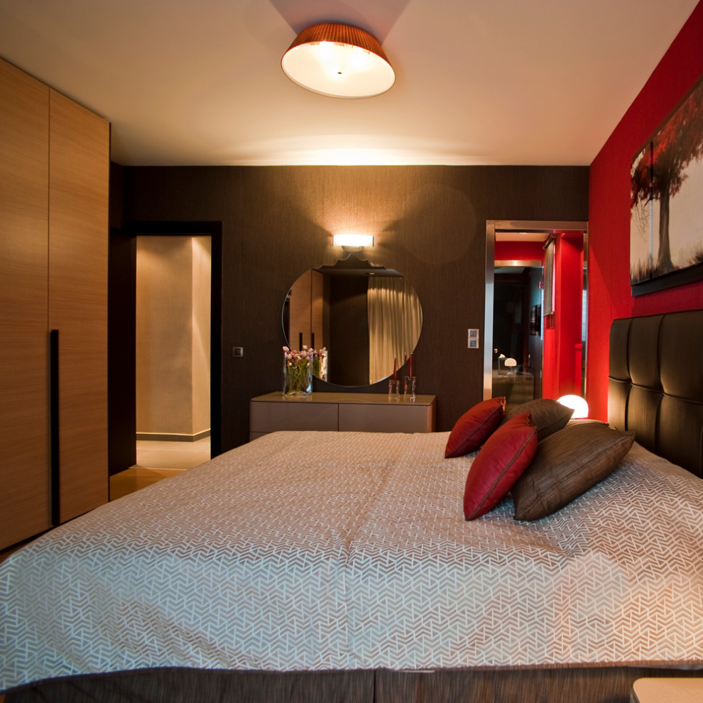 На фото: хозяйская спальня в современном стиле с светлым паркетным полом и обоями на стенах