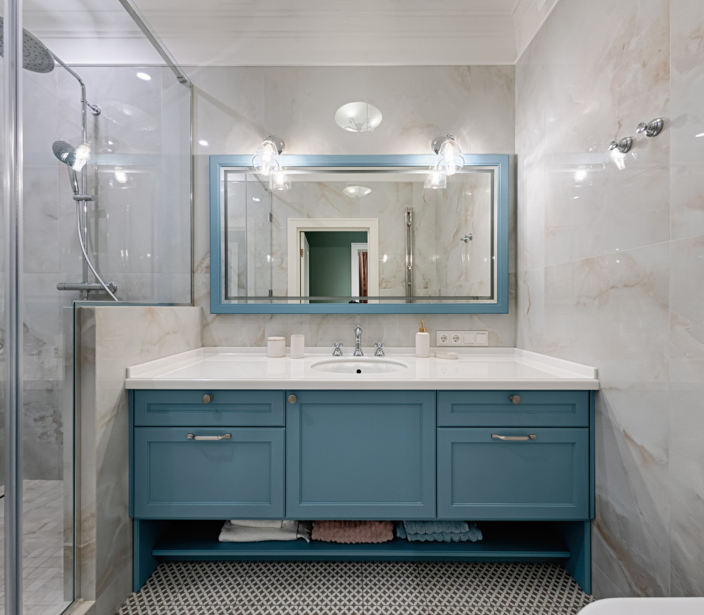 サンクトペテルブルクにあるトランジショナルスタイルのおしゃれな浴室の写真