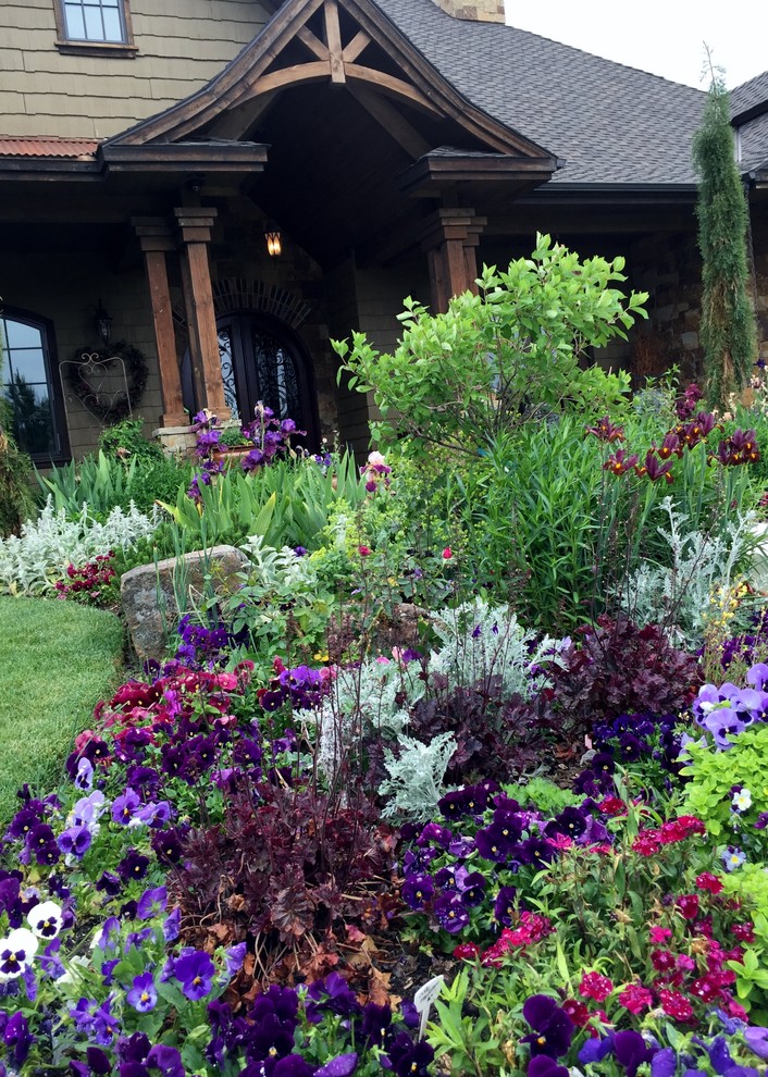 Photo of an expansive traditional front yard garden in Boise.