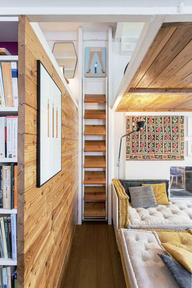 Стильный дизайн: огромная прямая лестница в современном стиле с деревянными ступенями и деревянными стенами - последний тренд