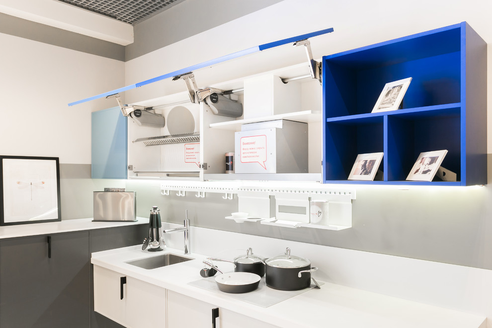 Бело-синяя кухня