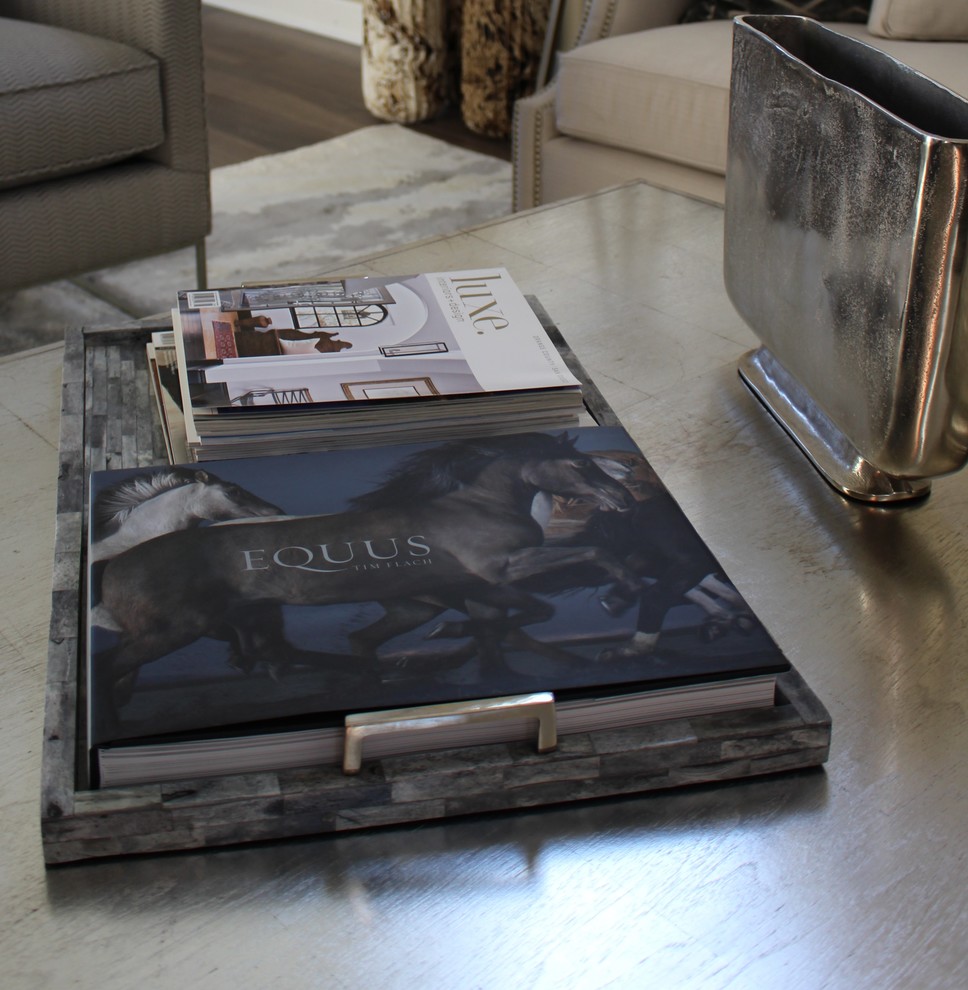 Example of a transitional home design design in Los Angeles