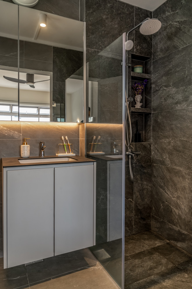 Design ideas for a contemporary bathroom in Singapore.
