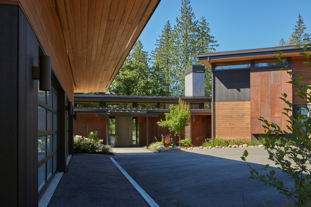 Example of a mountain style entryway design in Seattle