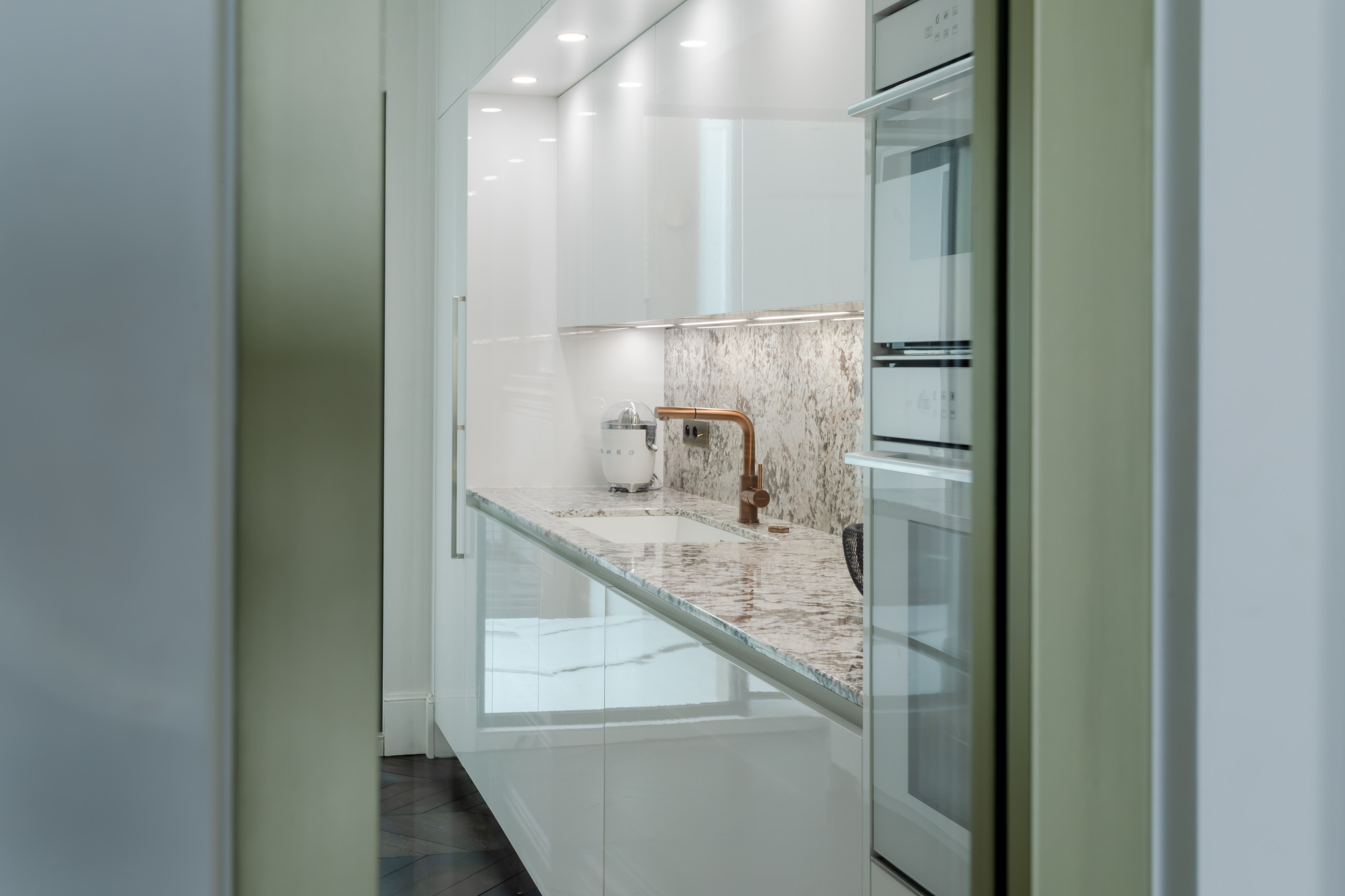 Rénovation d'une cuisine complète au granit Glacial Blue poli.