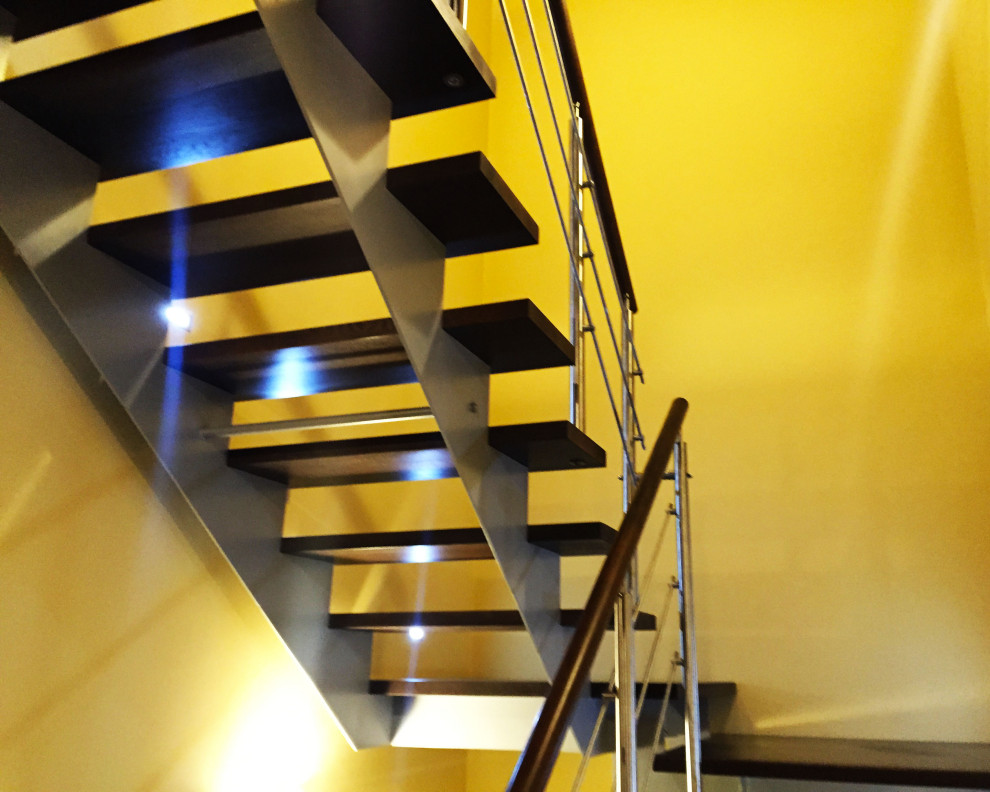 Лестница на параллельных косоурах с ограждением из нержавеющей стали