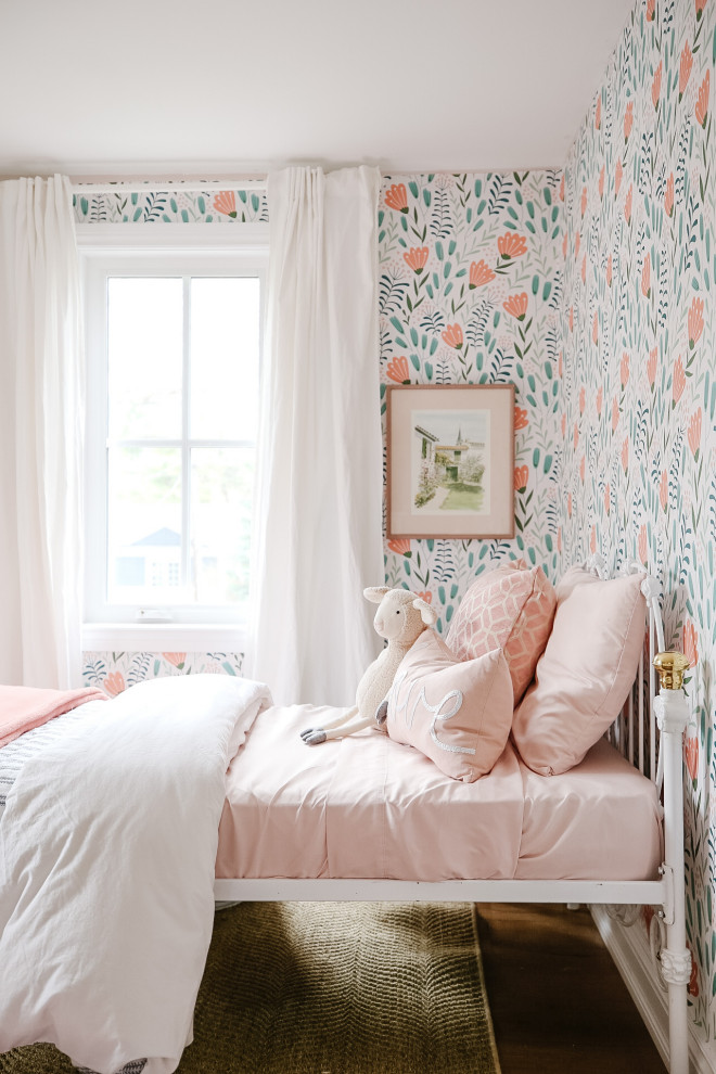 Idée de décoration pour une chambre d'amis tradition de taille moyenne avec un mur rose, un sol en bois brun, un sol beige et du papier peint.