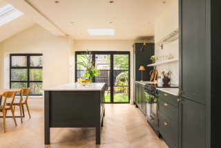 Dark Green Eat-In Kitchen With an Airy Feel (11 photos)