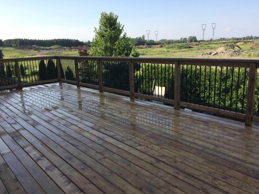 This is an example of a traditional deck in Ottawa.