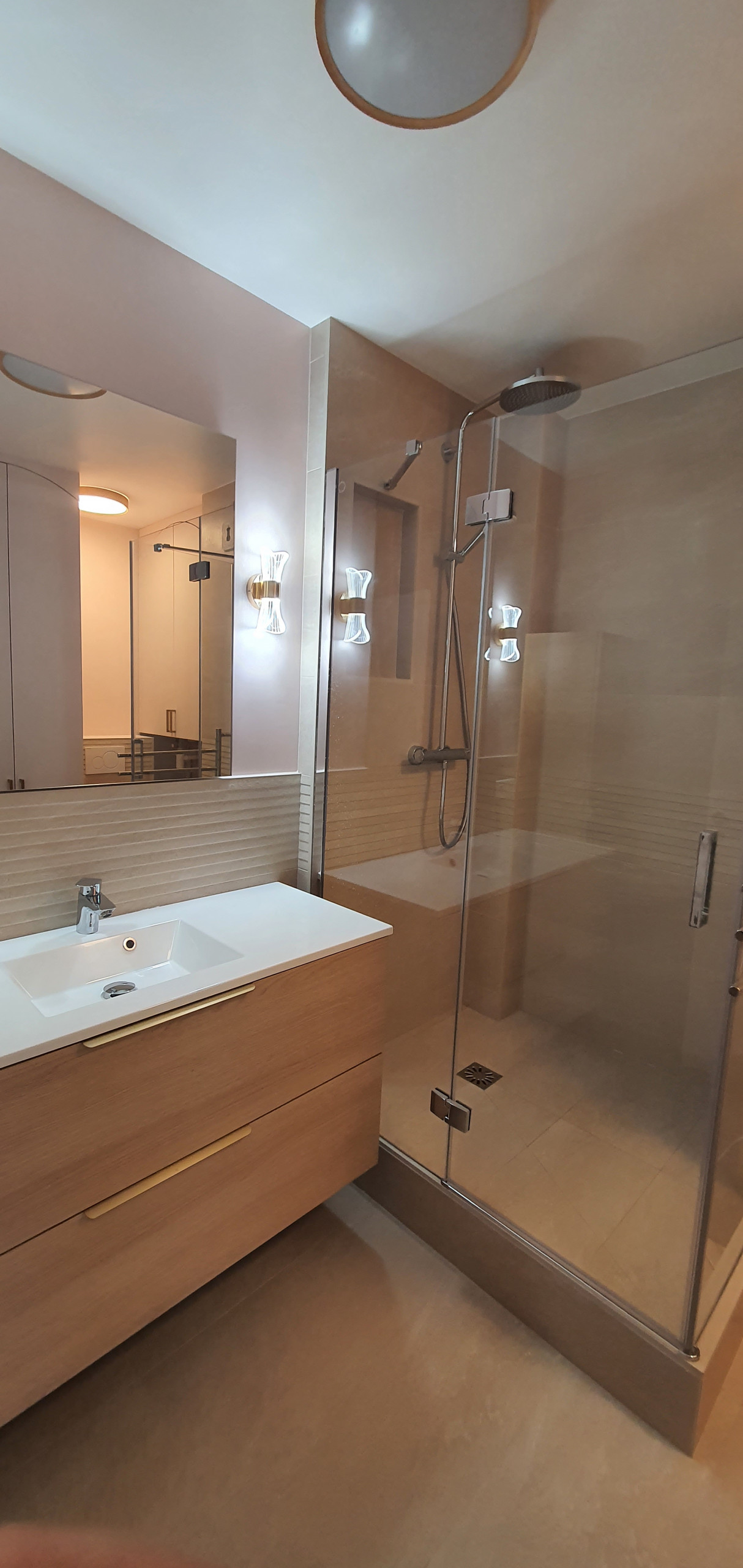 Salle de bain beige et rose, bois