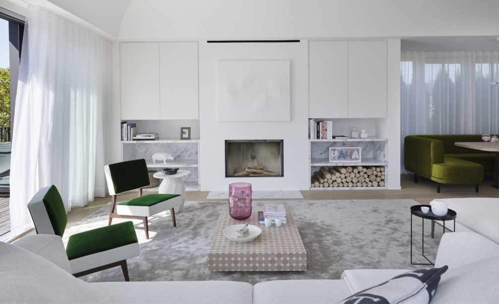 Mittelgroßes, Offenes Modernes Wohnzimmer mit weißer Wandfarbe, hellem Holzboden, Kamin, verputzter Kaminumrandung, verstecktem TV und grauem Boden