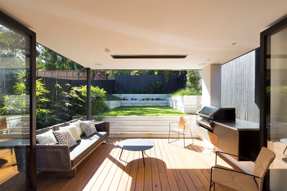 Inspiration for a modern backyard deck in Sydney.