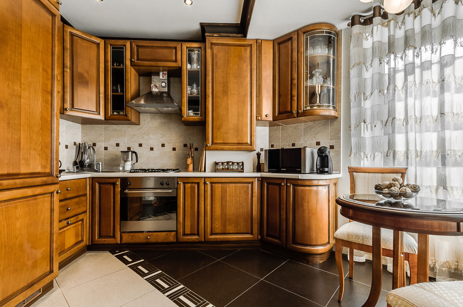 Двухкомнатная квартира в классическом стиле  и ароматом кофе.Съемка для продажи.