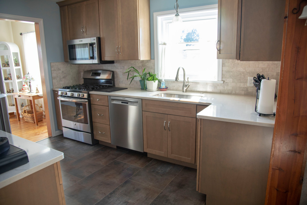 Kitchen - transitional kitchen idea