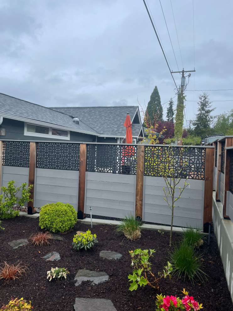 Esempio di un piccolo giardino minimal in cortile con recinzione in metallo