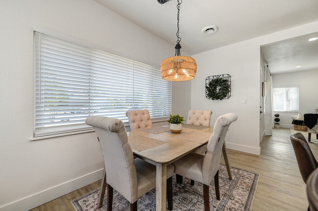 adu Dining room - traditional dining room idea in Sacramento