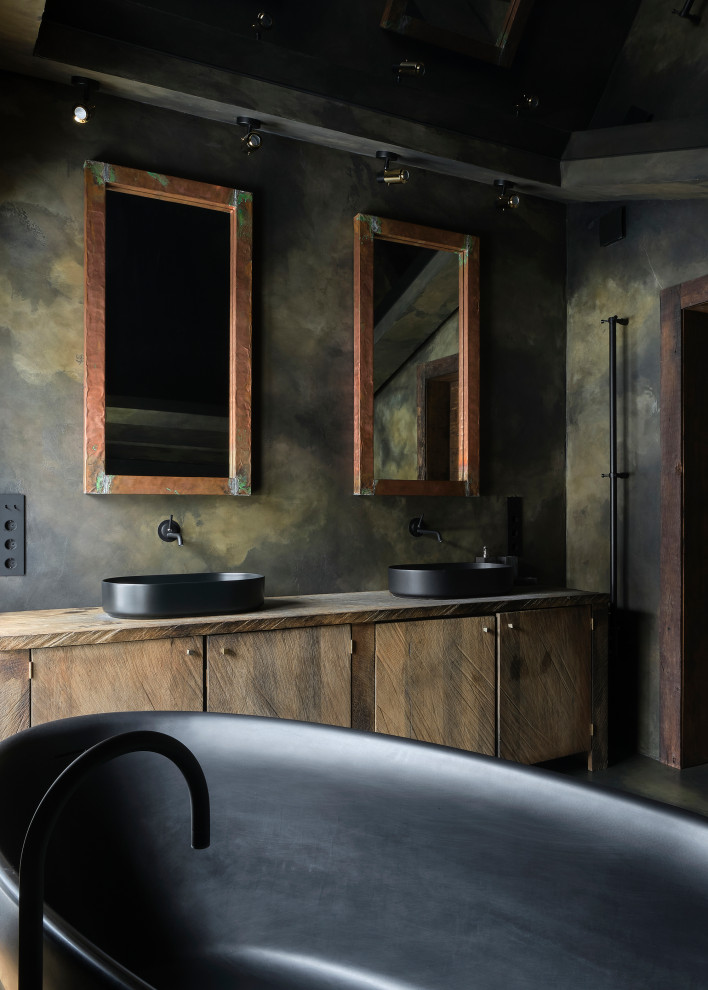 На фото: большая главная ванная комната в деревянном доме с отдельно стоящей ванной, цементной плиткой, настольной раковиной, столешницей из дерева, тумбой под две раковины и напольной тумбой с